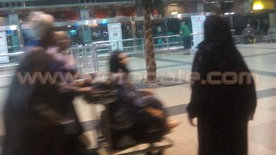 بالصور.. للمرة الثانية نقل كبار السن على عربات الحقائب بمطار القاهرة