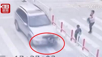 أم تنشغل بهاتفها وتترك طفلها يتعرض لحادث مروع (فيديو)