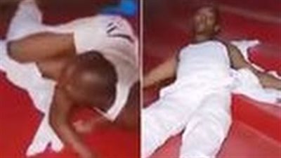 بالفيديو.. لقطات مخيفة لرجل يتحول لثعبان خلال جلسة لطرد الأرواح
