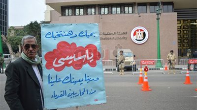 مواطن أمام «الوطنية للانتخابات»: «بحبك وهنتخبك يا سيسي» (فيديو)