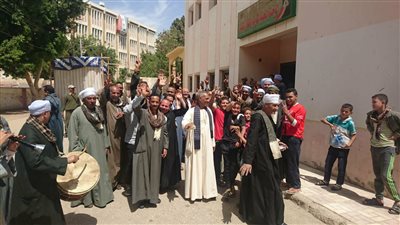 تحطيب وطبل ومزمار أمام لجان الانتخابات في أسيوط (صور)