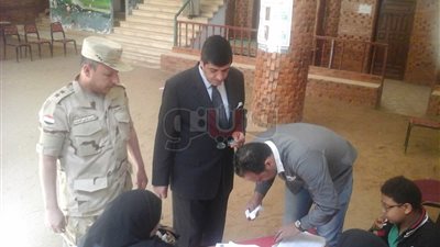 عجوز لرئيس لجنة حطاب بأرض اللواء: «دي سوبر انتخابات» (صور)