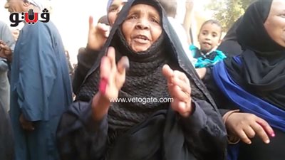 عجوز أمام لجنة دندرة في قنا: «احنا معاك يا ريس وواقفين وراك» (فيديو)