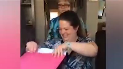 شاهد كيف احتفلت أم بخبر حمل ابنتها (فيديو)