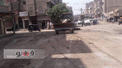 حملة مكبرة لرفع الطبقة الطينية من شوارع القوصية في أسيوط