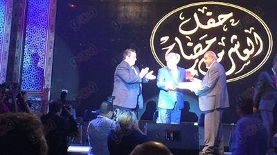 بالصور.. وزير الثقافة يكرم رموز العاشر من رمضان بخيمة «هل هلالك»
