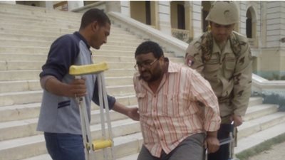 مواطن مصاب بكسر في القدم يشارك بالانتخابات في المنيا (صور)