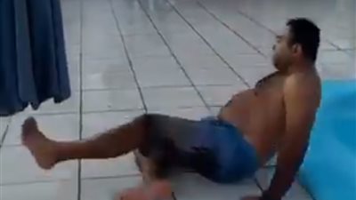 موقف محرج لرجل حاول الاستعراض بعد خروجه من حمام السباحة (فيديو)