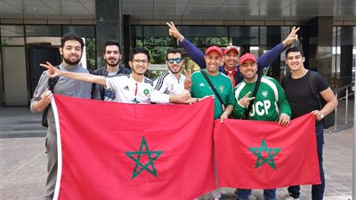 توافد مشجعي المغرب على مقر إقامة منتخب بلادهم في روسيا
