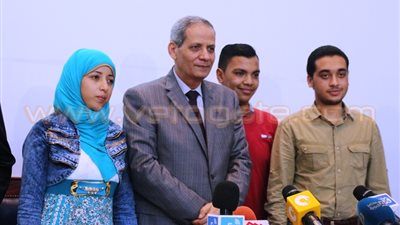 وزير التعليم يلتقط الصور التذكارية مع أوائل الدبلومات الفنية