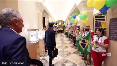 وصلة رقص لـ«نيمار» داخل فندق إقامة منتخب البرازيل بروسيا (فيديو)