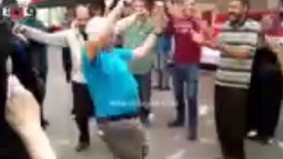 مسن يشعل الحماس في إحدى لجان المعادي عبر وصلة رقص هستيرية (فيديو)