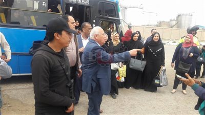 محافظ بورسعيد يشجع عمال المنطقة الصناعية على الانتخاب (صور)