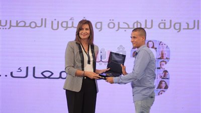 وزيرة الهجرة وشئون المصريين في الخارج تكرم «فيتو»