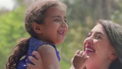 كندة تتخلى عن عمرو يوسف في «500 500» بعد غسيل «المواعين» في فودافون