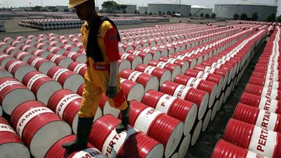 أسعار النفط تستقر بعد صعودها لأعلى مستوى في 2016