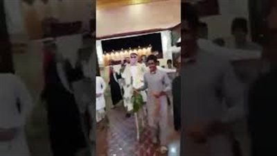 عريس يفاجئ المعازيم في حفل زفافه بقدومه على حمار (فيديو)