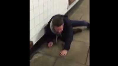 فتاة تتسبب في سقوط صديقها بطريقة مروعة (فيديو)