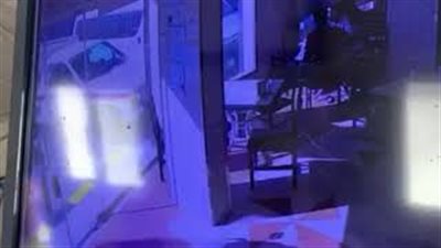 لقطات مروعة للحظة اقتحام فتاة مطعما بسيارتها (فيديو)