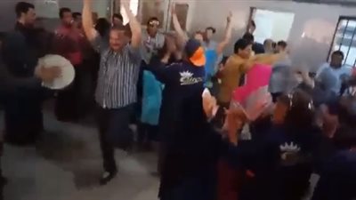 رقص على المزمار للمرضى والأطباء احتفالا بالانتخابات بمستشفى القوصية (فيديو)
