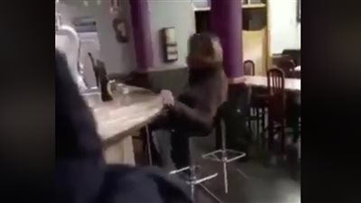 سقوط مؤلم لشاب بسبب إفراطه في الشراب (فيديو)