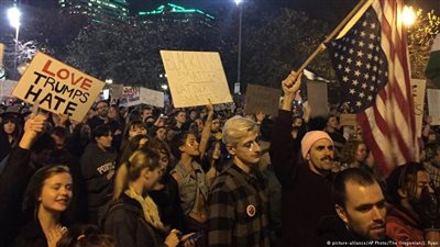 ترامب يتهم وسائل الإعلام بتحريض المحتجين ضده