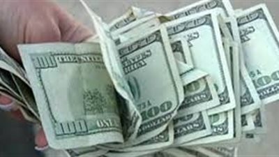 خبير مصرفي: التجار يسطون على تحويلات المصريين بالخارج