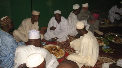 بالصور.. مأدبة إفطار جماعي لقافلة السلام بأفريقيا الوسطى