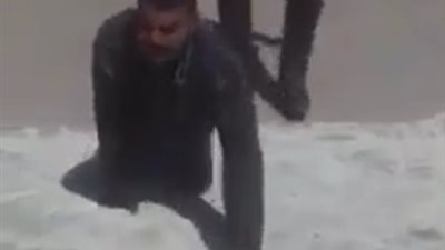 معاق يحبو على يديه للوصول إلى لجنته الانتخابية (فيديو)