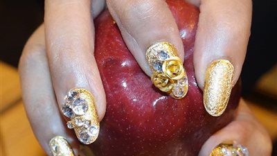 بالفيديو.. «مشاهير يعيشون على ريش نعام».. «سترلينج» يمتلك قاعدة حمام من الفضة وحوض مطعم بالمجوهرات.. «كارداشيان» تعيش في قصر أثاثه من الذهب.. وقاعة سينما وصالة ألعاب رياض