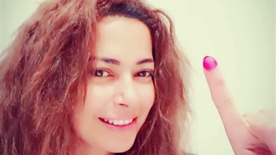 داليا مصطفى تدلى بصوتها في الانتخابات الرئاسية