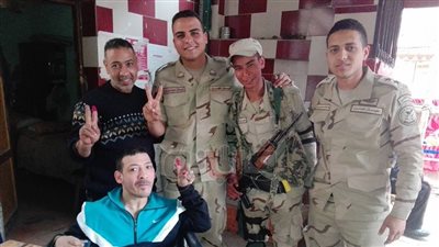 معاق يحتفل بالتصويت في الانتخابات مع جنود القوات المسلحة (صور)