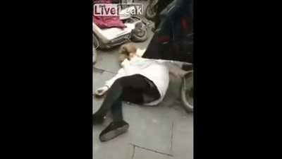 امرأة تنجو بعد السقوط من ارتفاع كبير (فيديو)