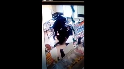 تحطيم مقهى في كندا بسبب شجار عنيف (فيديو)