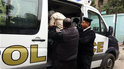 سيارة شرطة تنقل ناخبًا لمقر لجنته بالزمالك (فيديو وصور)