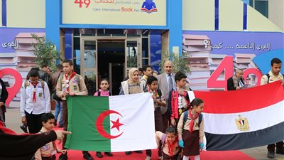رفع العلمين المصري والجزائري في معرض الكتاب (فيديو)