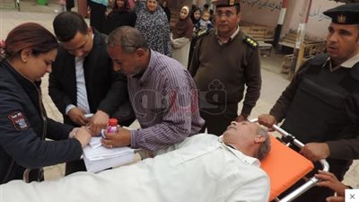 نقل مريض بالقلب بسيارة إسعاف للإدلاء بصوته بالانتخابات في الفيوم (فيديو)