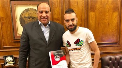 شاهد.. لاعب الزمالك يوقع للاتحاد
