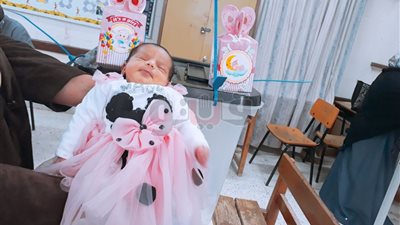 ناخبة تحتفل بسبوع ابنتها بإحدى لجان الانتخابات في البحيرة