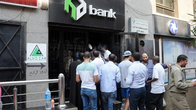 بالصور.. زحام على فروع بنك التعمير لسحب كراسات شقق سكن مصر