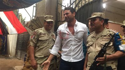 أحمد عز يدلي بصوته في الانتخابات الرئاسية بالمعادي (فيديو)
