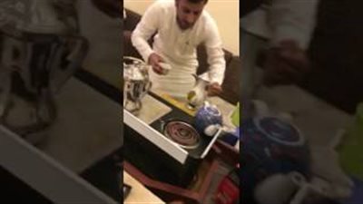 بالفيديو.. شاب خليجي يتعرض لموقف محرج أمام أصدقائه