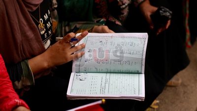 الأطفال يراجعون دروسهم أمام لجنة انتخابية بالهرم (صور )