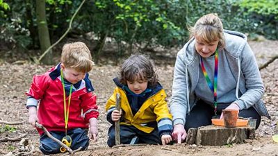 حضانة تطلق الأطفال للعب في الطين والآلاف يسعون للالتحاق بها (فيديو)