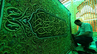 كسوة الأضرحة «نسيج في حب آل البيت».. سعر الواحدة يصل إلى 50 ألف جنيه.. وشروط خاصة لتمويلها.. صناديق المساجد الخاصة كلمة السر في الإنجاز.. والأوقاف «لا نقبل التبرعات»