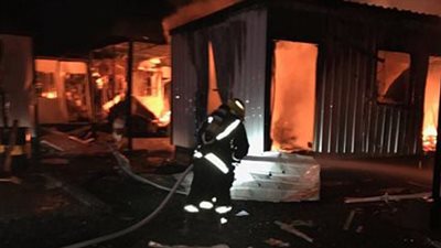 بالصور..حريق بمجمع سكني جنوب السعودية بسبب صاروخ حوثي