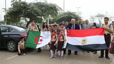 معرض الكتاب يستقبل الجماهير.. زحام وطوابير أمام البوابات.. سور الأزبكية يرفع شعار الإصدار بـ5 جنيهات.. انتشار سيارات الحماية المدنية للطوارئ.. والأطفال يرفعون الأعلام