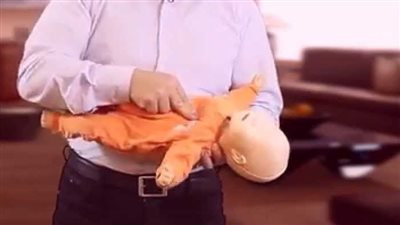 تعرفي على كيفية إنقاذ طفلك حال ابتلاعه جسما غريبا