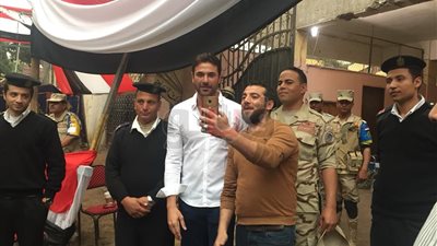 أحمد عز يلبي رغبة عمال الكهرباء بعد الإدلاء بصوته (فيديو)