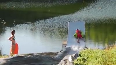 أشخاص يشيدون ملاهي مائية بجانب منازلهم (فيديو)